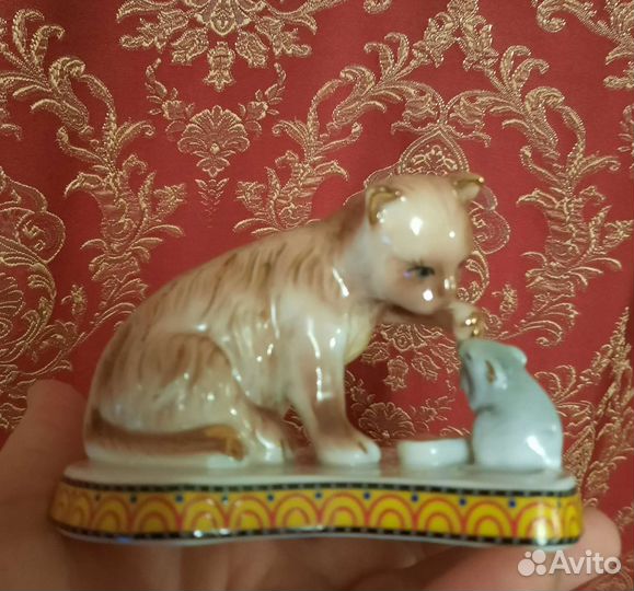 Фарфоровая статуэтка кошка