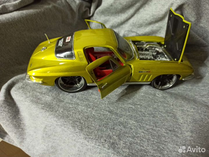 Моделька Chevrolet Corvette 1965 scale 1/18