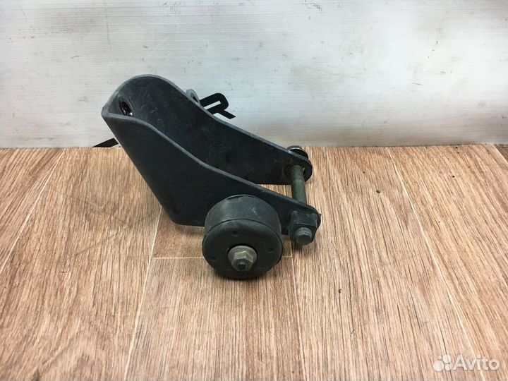 Кронштейн опоры двигателя Toyota Ipsum M20 рестайлинг (2003—2009)