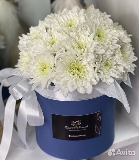Букет цветов хризантем в коробке