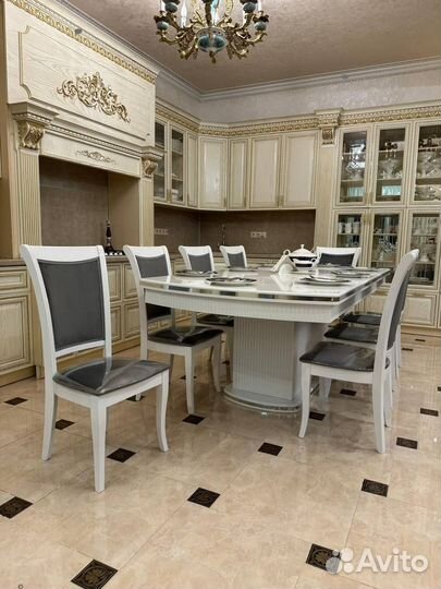 Кухонный стол и стулья новые