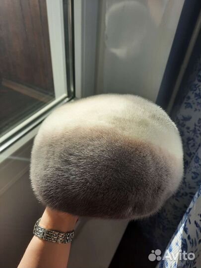 Меховая женская шапка норка бело-голубая