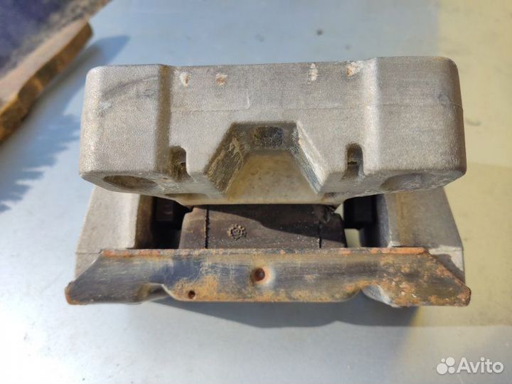 Подушка кпп Volkswagen Golf 4 хетчбек 1.4 2002