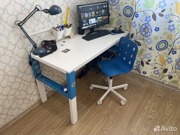 Письменный стол для школьника IKEA