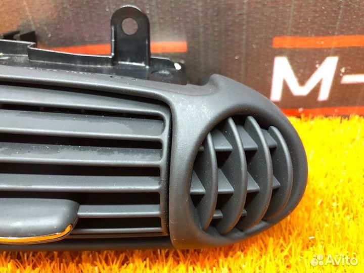 Дефлектор воздушный передний левый Mercedes-Benz