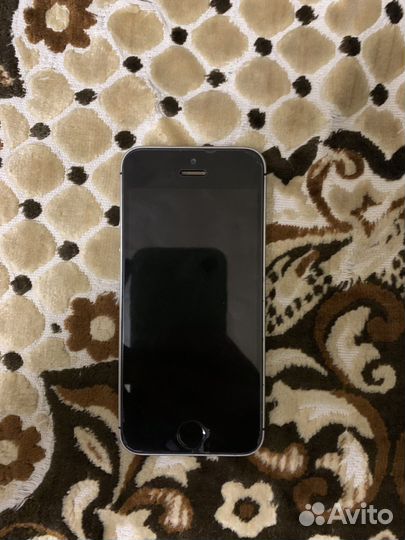 Телефон iPhone SE