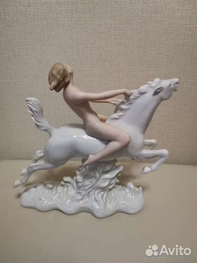 Статуэтка фарфор 