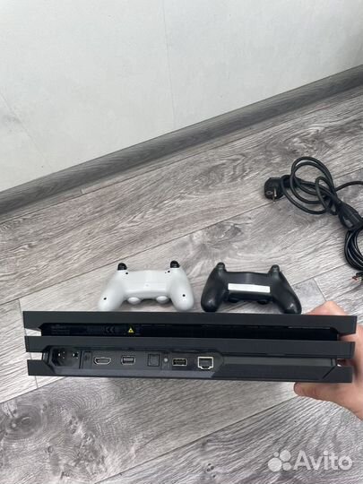 Sony PS4 Pro 1tb + 2 геймпада