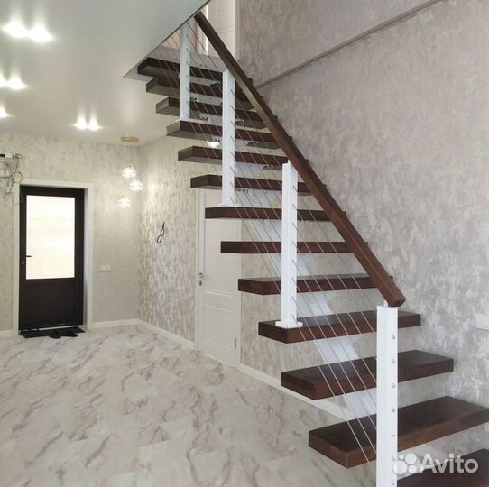 Лестница с площадкой на второй этаж