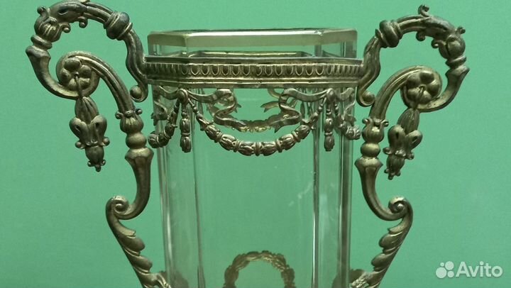 Антикварные часы и две вазы. 1850-70 годы