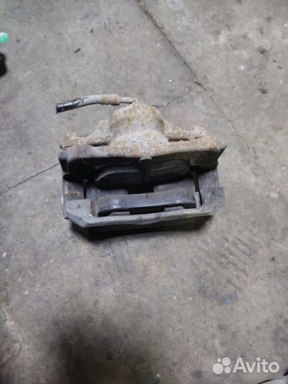 Суппорт тормозной передний левый Honda Cr-V 3