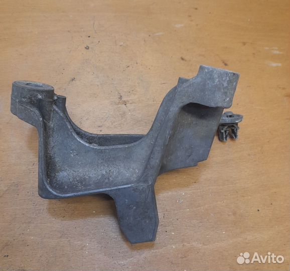 Кронштейн опоры МКПП 6 ст Рено Меган 3