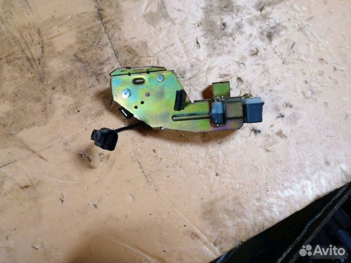 Замок стекла багажника Porsche Cayenne 955