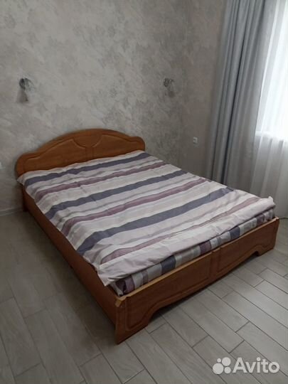 Кровать и шкаф
