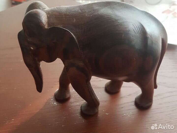 Слон из красного дерева