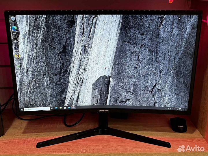 Огромный изогнутый монитор Samsung