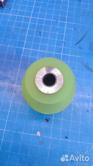 Подающий ролик для машины для снятия края кожи
