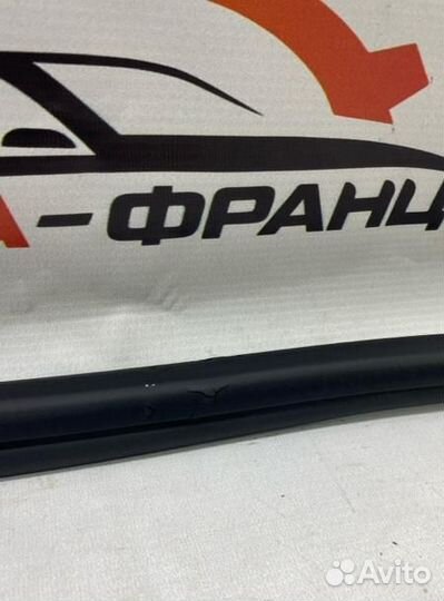 Уплотнительная резинка боковой двери передняя