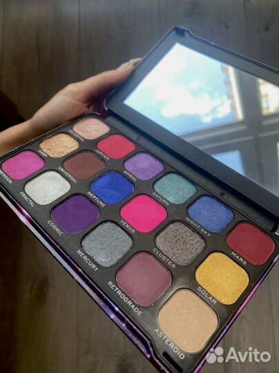 Палетка теней revolution