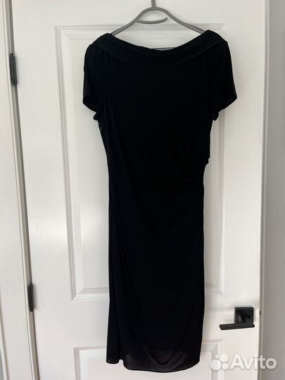 Вечернее черное платье с открытой спиной