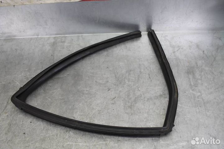 Уплотнитель стекла двери задней правой Nissan Qas