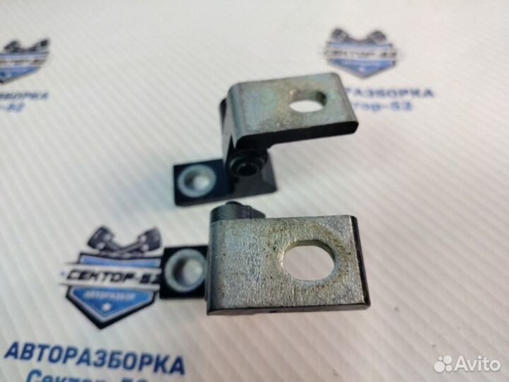 Петля двери передняя правая Volkswagen Tiguan 1