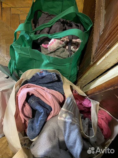 Отдам одежда на девочку 3 пакета и игрушки