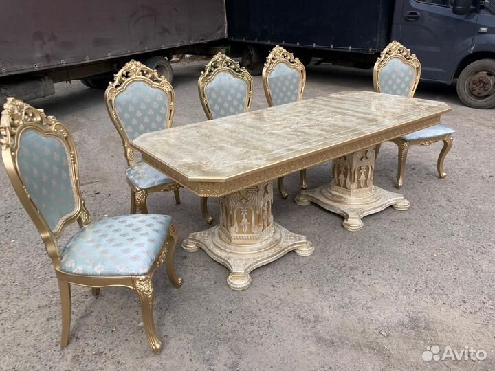 Стол и стулья