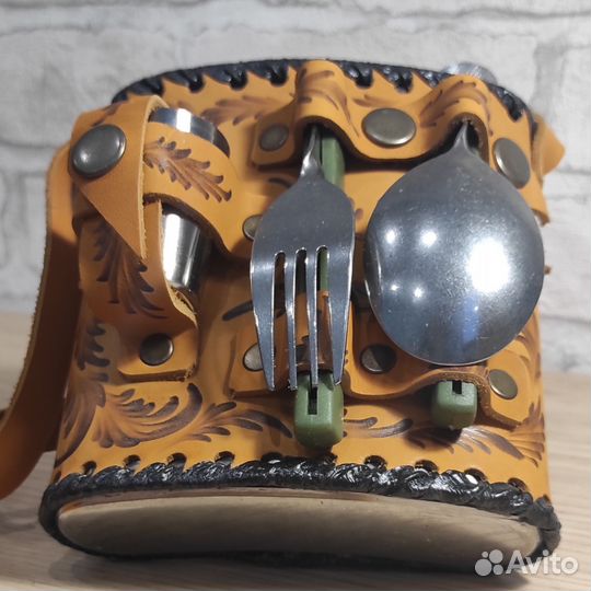 Фляжка из нержавейки в кожаном чехле со стопками