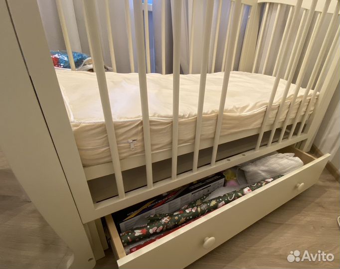 Детская кроватка с маятником и ящиком