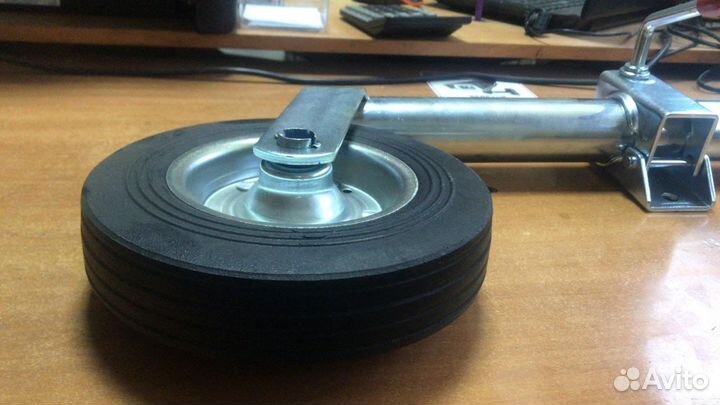 Переднее опорное колесо прицепа