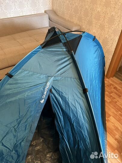 Палатка quechua 2-х местная с надувным матрасом