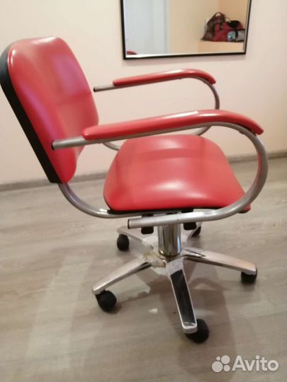 Кресло, мойка и зеркало парикмахерские