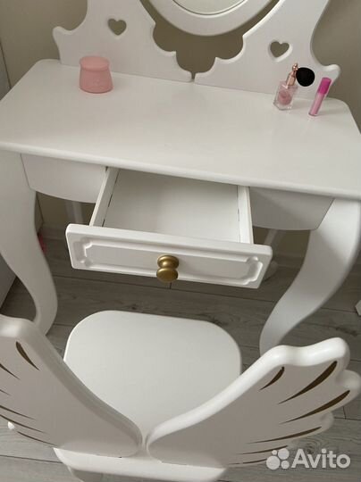 Туалетный столик со стульчиком