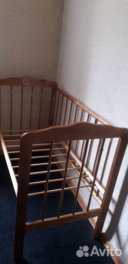 Детская кроватка с маятником