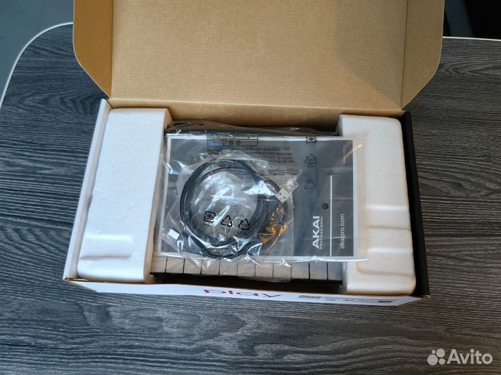 Midi клавиатура akai PRO MPK Mini Play MK3