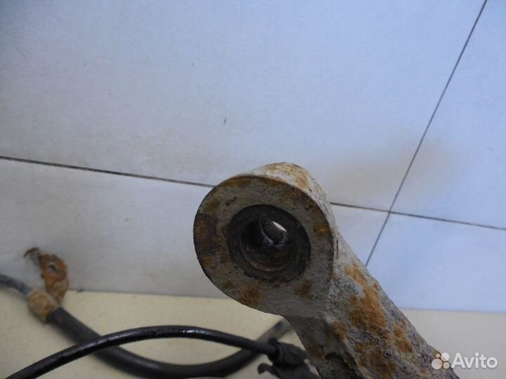 Кулак поворотный передний левый Avensis I 1997-200