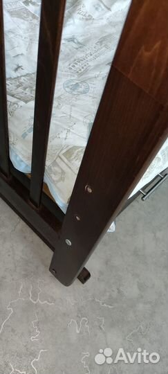 Детская кроватка с маятником и ящиком