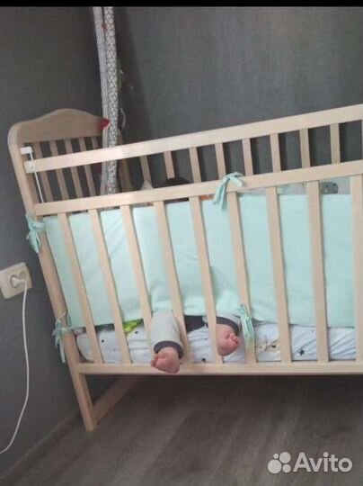 Детская кроватка с поперечным маятником