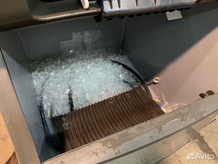 Льдогенератор с бункером кубиковый лед