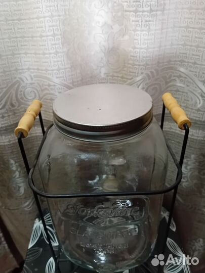 Банка с краном на подставке