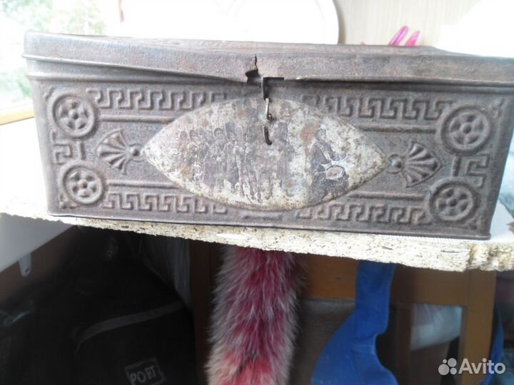 Жестяная старинная коробка кондитерская фабрика Д