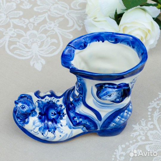 Ваза-карандашница 'Сапожок с мышками', гжель, фарф