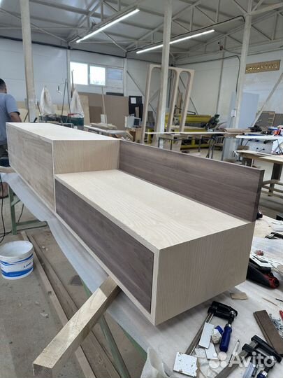 Тумба под телевизор из массива дуба и ореха