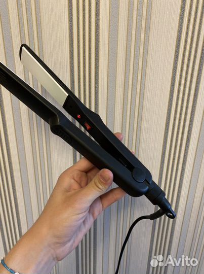 Выпрямитель для волос новый