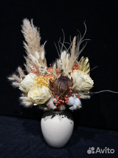 Композиция из сухоцветов и мыльных цветов