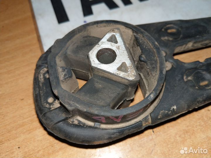 Нижняя опора ниссан ноут 1,6 АКПП 2007 год