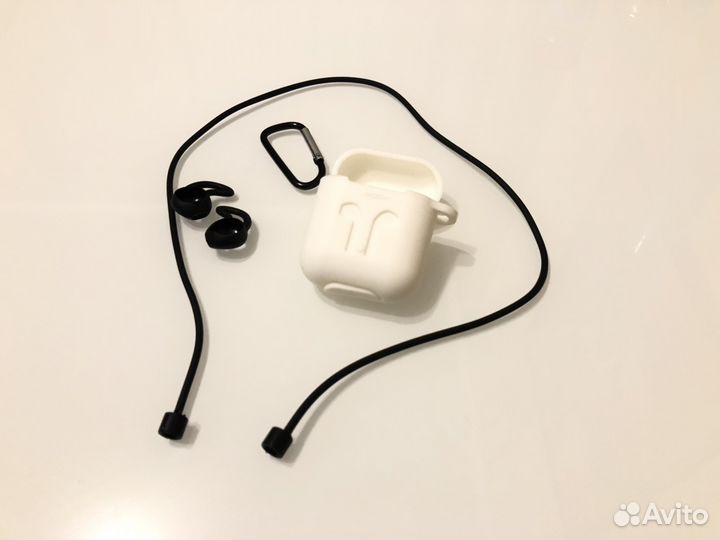 Оригинальный чехол на AirPods Apple