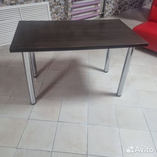 Столы, диванчики и барная стойка