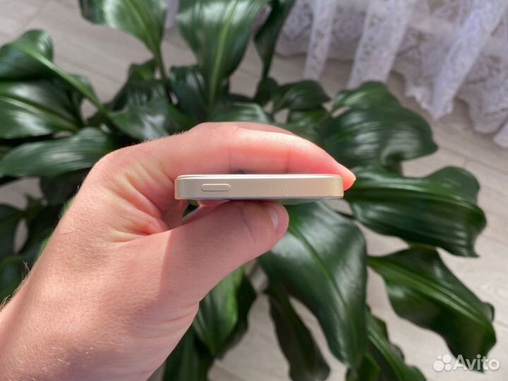 iPhone SE, 32 ГБ